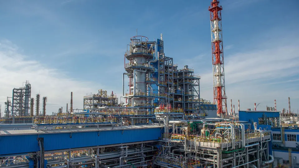 Нефтепереработка и выпуск нефтепродуктов на заводе в Салавате приостановлены с 14 июля из‑за повреждений в результате атак беспилотников; восстановление может занять недели или месяцы.