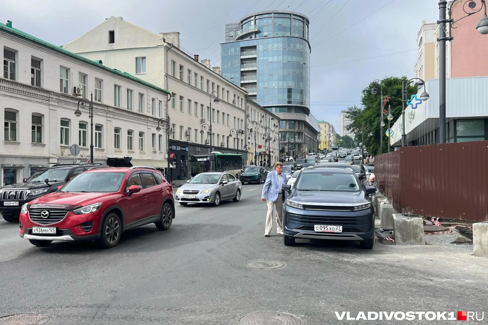В центре Владивостока с вечера 3 июля до вечера 4 июля закроют парковки и временно ограничат движение в связи с подготовкой и запуском салюта. Владельцам автомобилей советуют заранее убрать транспорт.