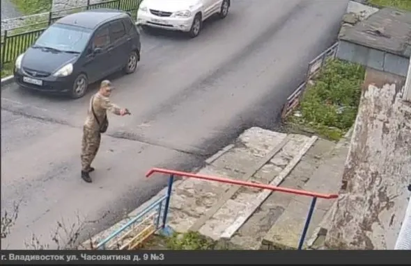 В районе улицы Часовитина неизвестный в военной одежде, по словам пострадавшей, направил пистолет на женщину, которая шла забирать ребёнка из детсада. После встречи он прошёл вдоль подъездов, прицеливаясь в окна и размахивая оружием рядом с детской площадкой.