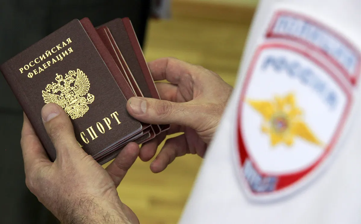 По сведениям собеседников, рассматривается правило: поездки в «недружественные» страны — только организованными группами от 10 человек, с сопровождением и по утверждённому маршруту; также планируют ввести выездные визы. Официальных комментариев пока нет.