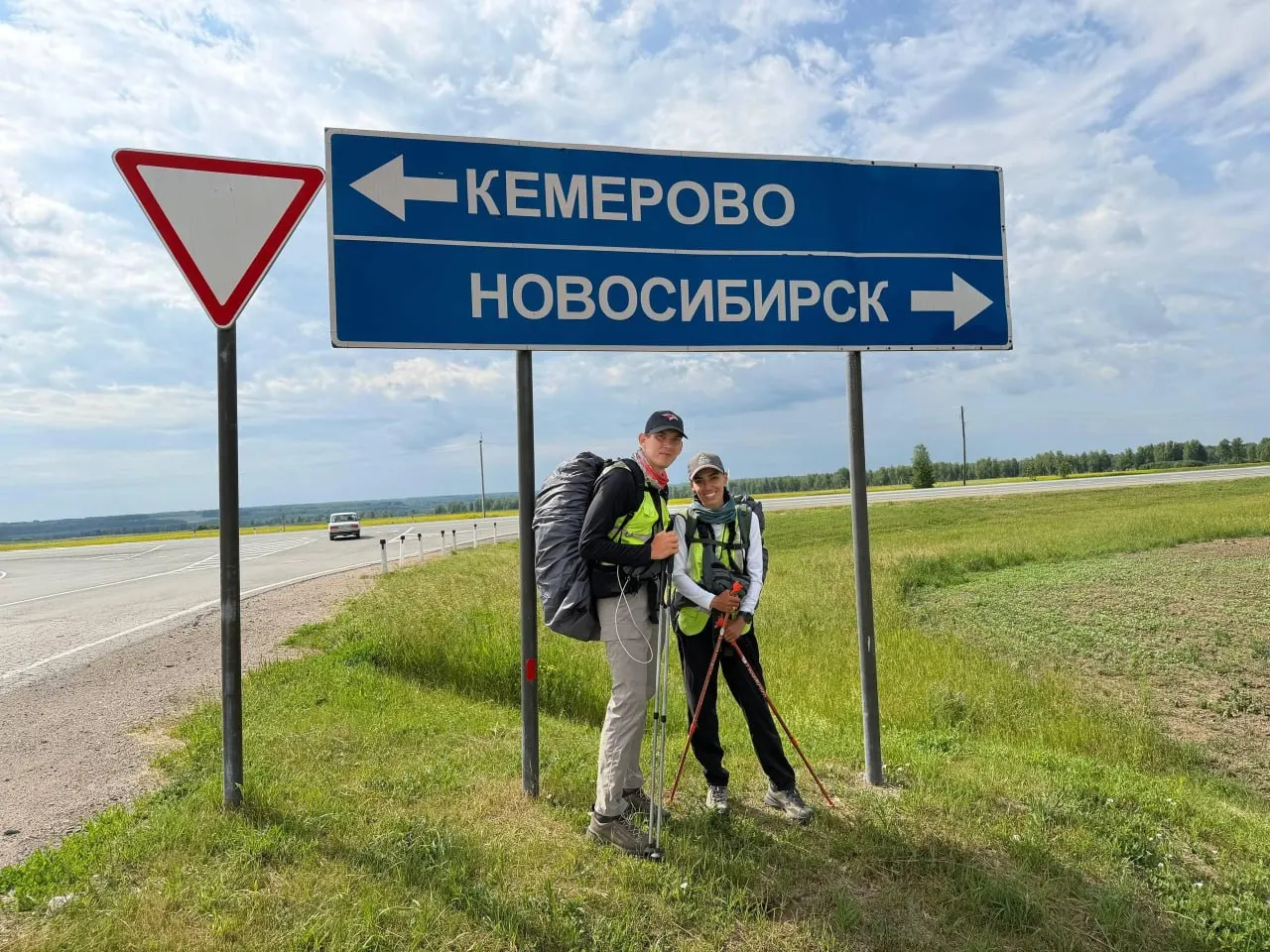 Павел и Тамара продолжают пешее путешествие через всю Россию: стартовав в Москве, они уже прошли через Тюмень и достигли Кузбасса на пути к Владивостоку.