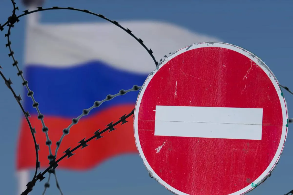 Страны ЕС в третий раз не согласовали 21-й пакет санкций: обсуждение перенесли на 22 июля, при этом временно сохранён потолок цен на нефть. Австрия предложила компенсацию банку и использование замороженных активов, а Греция выразила опасения по ограничениям на торговлю СПГ.