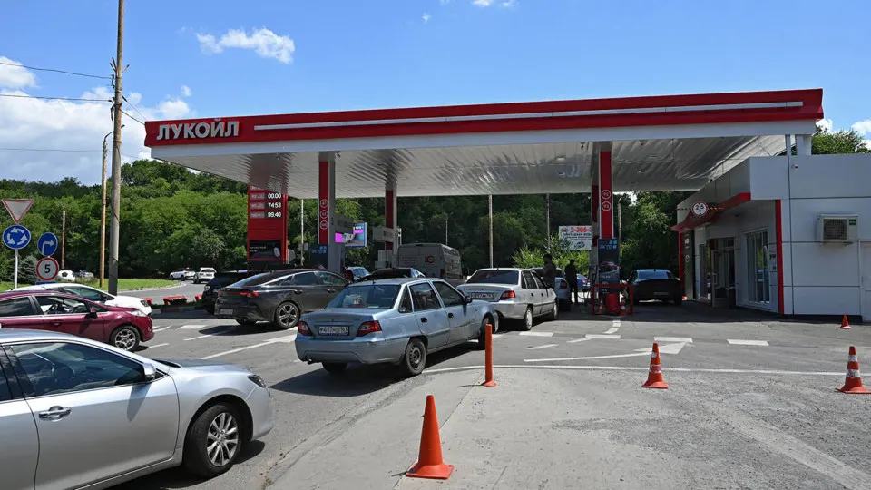 Цена белорусского АИ‑92 на бирже за неделю выросла на 6% — до 127 тыс. руб./т, с начала мая стоимость увеличилась в 1,8 раза. Поставки растут, но мощности ограничены, а в России сохраняется дефицит топлива.