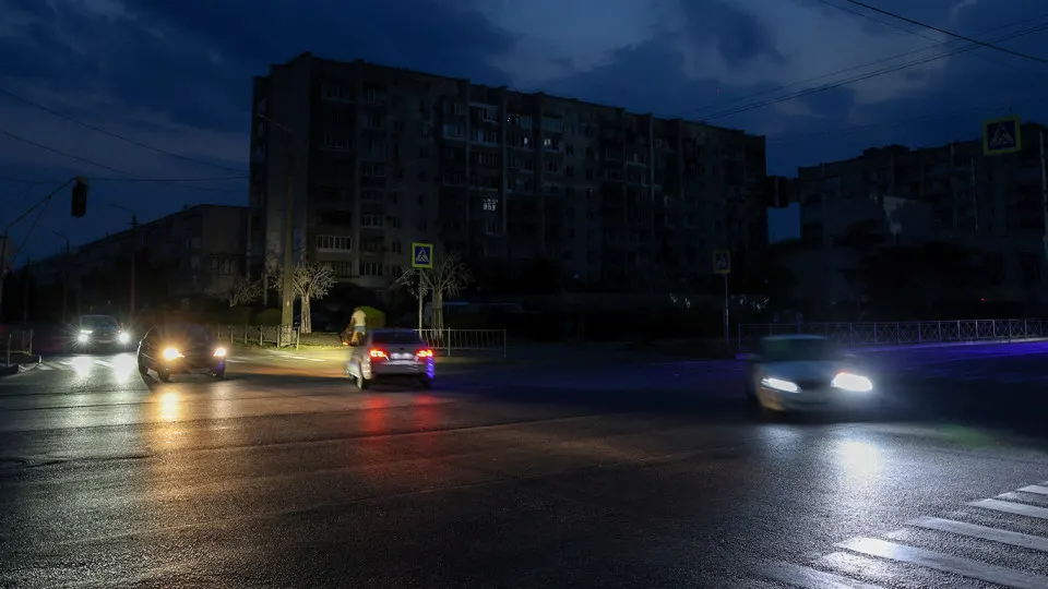 В нескольких десятках регионов из‑за дефицита бензина и роста цен сократили автобусные маршруты и повысили стоимость проезда — ограничения затронули и Крым.