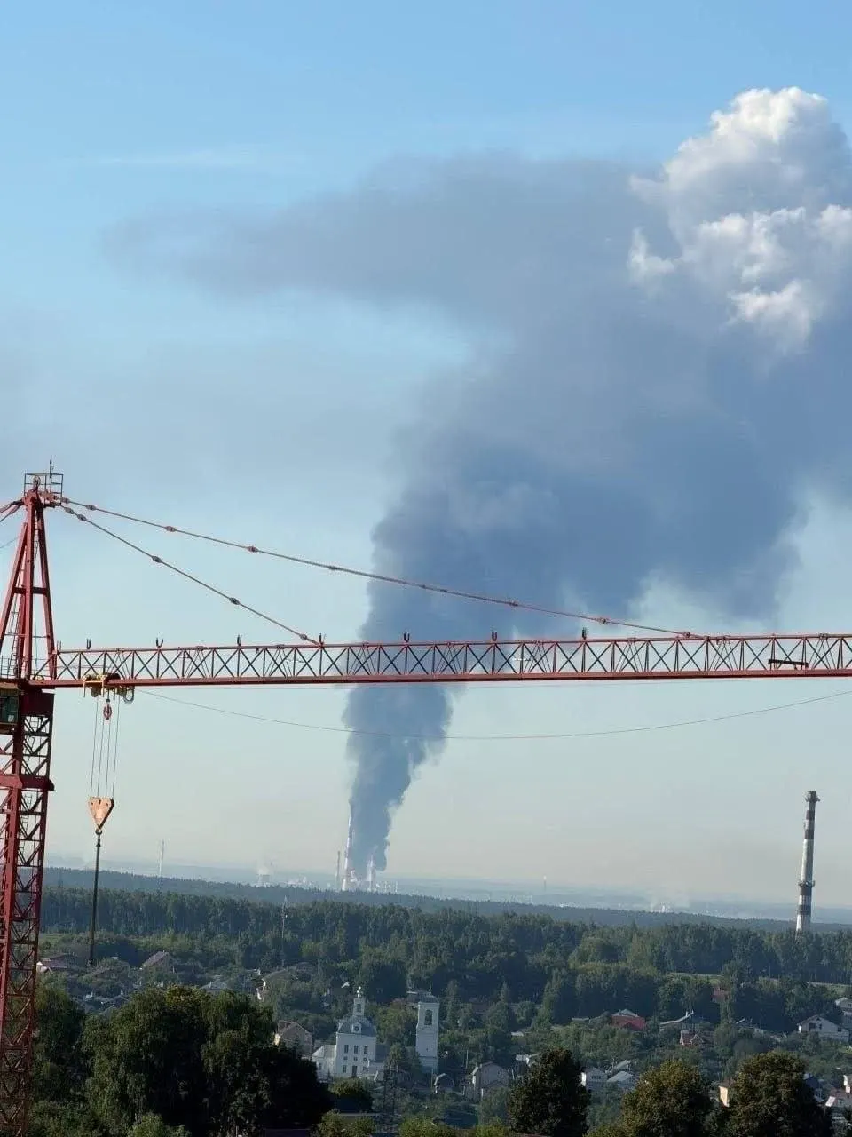 Ночью 2 июля беспилотники нанесли удар по Кстовскому нефтеперерабатывающему заводу. Один человек погиб, четверо ранены; поставки топлива в Чувашию под угрозой, на АЗС уже фиксируют дефицит и рост цен.