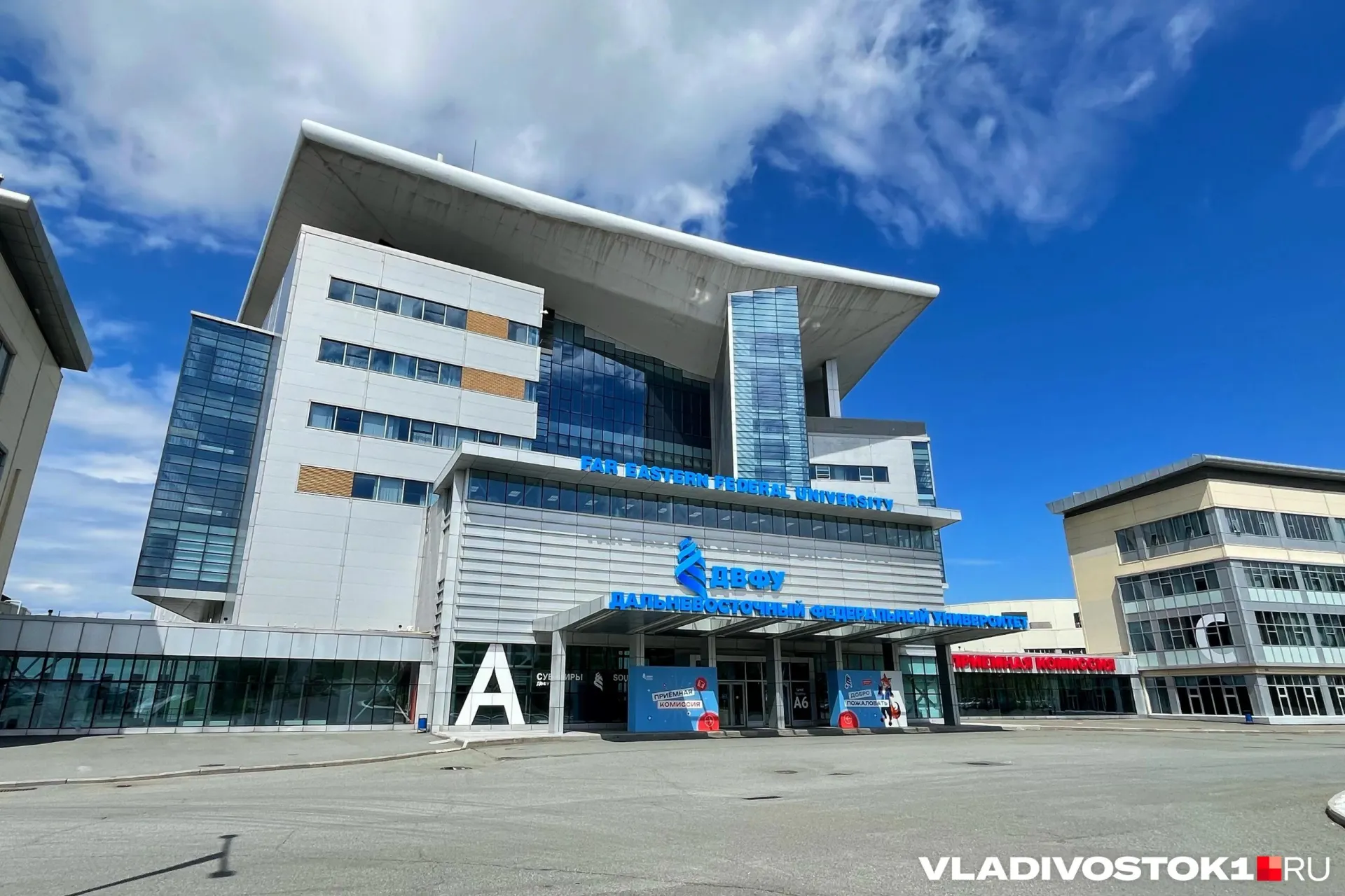 В рейтинге вузов по зарплатам молодых специалистов, окончивших в 2020–2025 годах и работающих в IT, Дальневосточный федеральный университет занял 13-е место. Средняя месячная зарплата выпускников оценена в 175 000 рублей.