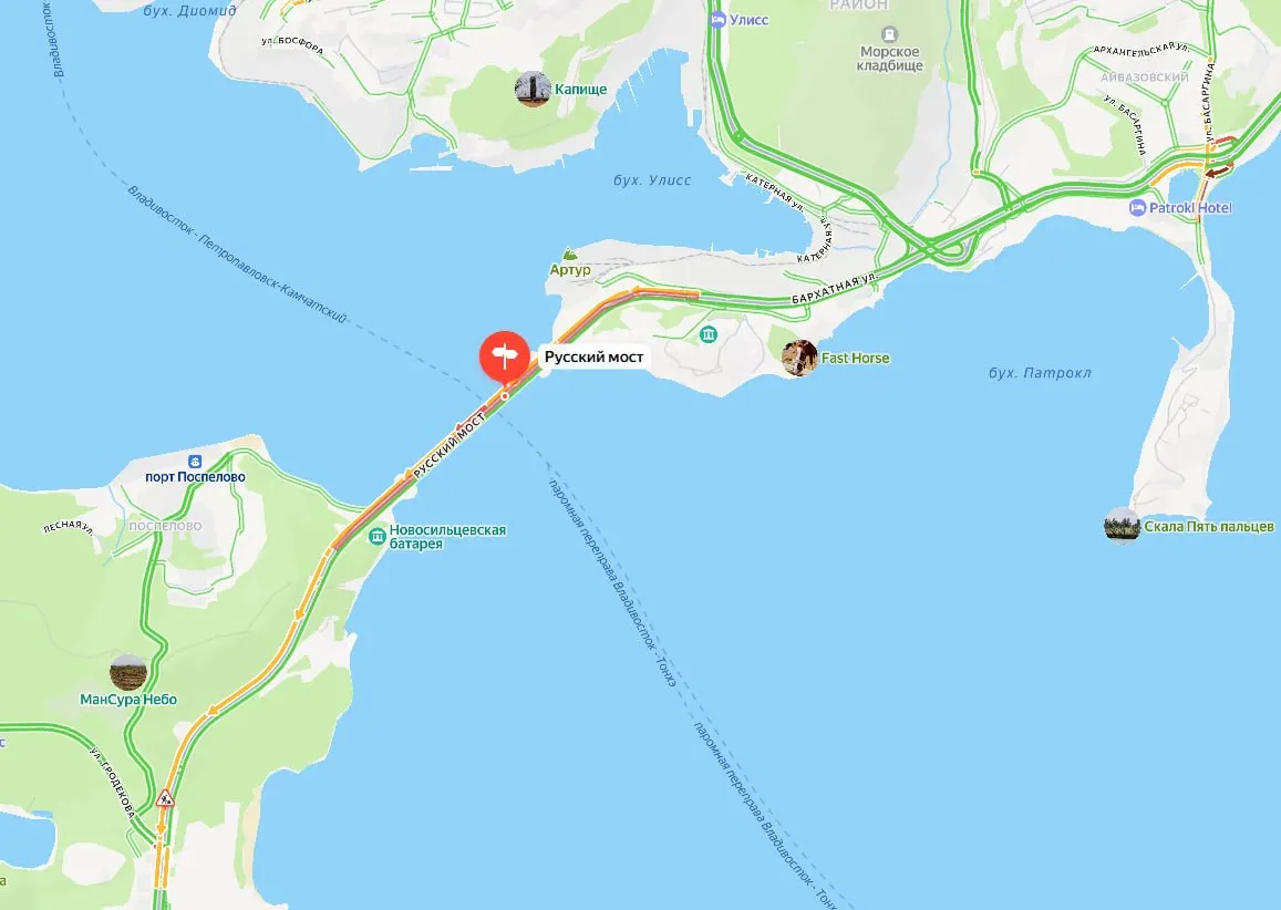 Автомобильные заторы на подъездах к пляжам острова Русский и в курортной части Советского района растянулись на километры; на загородных трассах образовался затор около 8 км, хотя агрегаторы оценили общую ситуацию в 2 балла.