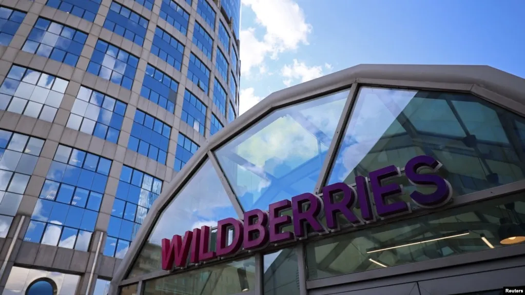 В ночь на четверг беспилотники атаковали склады Wildberries в Пензенской области и Удмуртии. По меньшей мере один человек пострадал, порядка 200 сотрудников эвакуированы, в ряде регионов зафиксированы пожары; Минобороны сообщает о сотнях сбитых беспилотников.