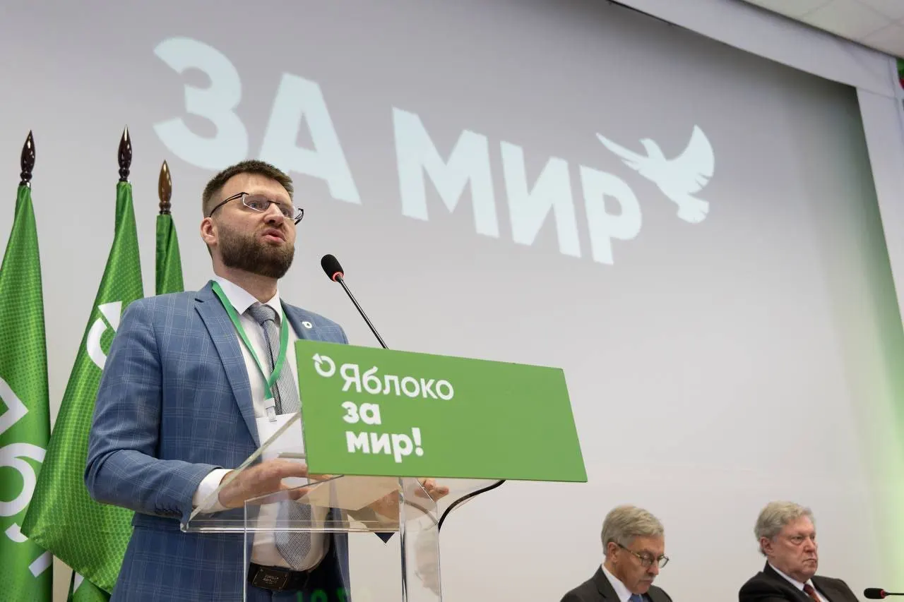 Ведомство отклонило просьбу снять статус «иностранного агента», сославшись на якобы политическую деятельность: поздравления, поездки в суд, возложения цветов и участие в видеоролике с бумажными самолётиками.
