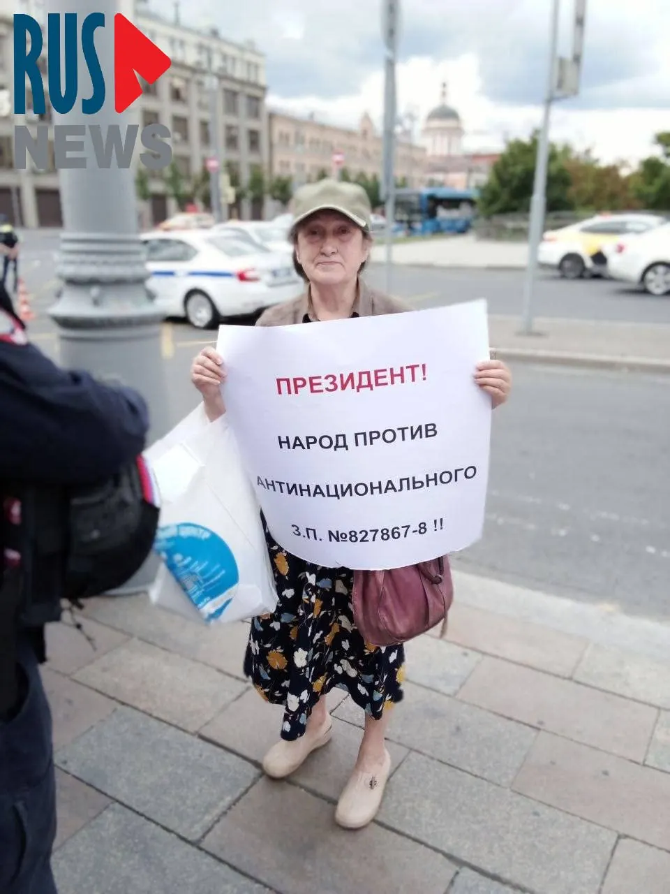 Наталью Шамину задержали на Старой площади в Москве во время одиночного пикета — она выступала против законопроекта, который передаёт регионам право выводить памятники из-под госохраны.
