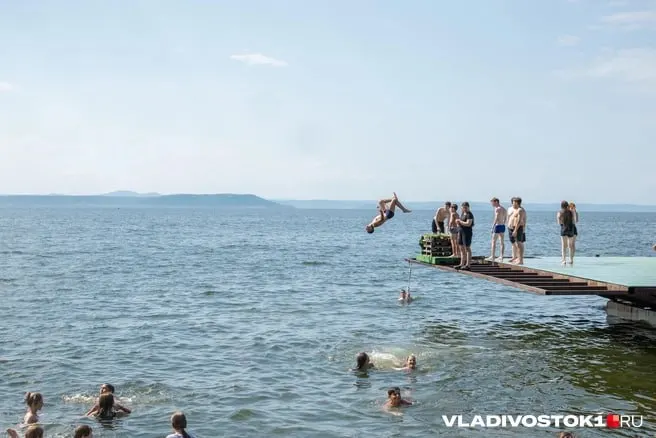 Оперативные замеры показывают, что температура поверхности воды у берегов Приморского края колеблется от примерно +19 °C до +26 °C; за неделю изменения в разных точках региона были неоднородными.