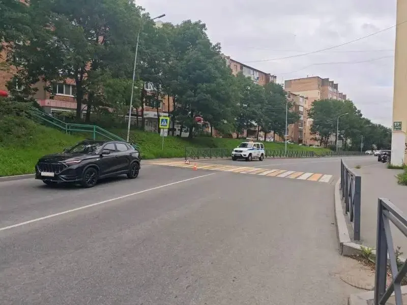 В Первомайском районе Владивостока школьница попала под колёса на нерегулируемом пешеходном переходе. Семья просит очевидцев связаться с ними — понадобятся записи с видеорегистраторов и другие материалы.