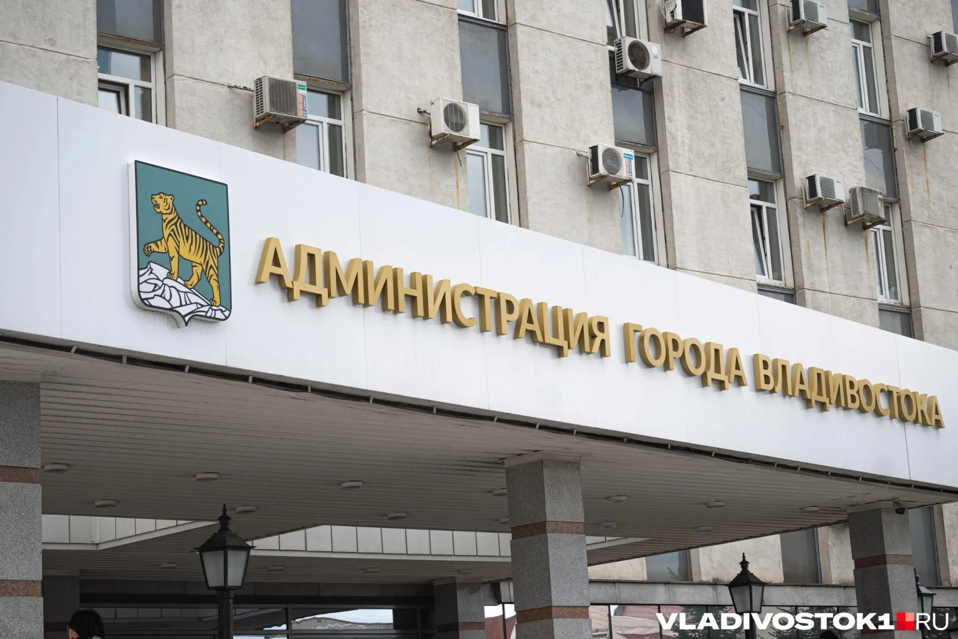 Депутаты утвердили корректировку городского бюджета: 1,4 млрд рублей привлечены кредитами, ещё 285 млн — межбюджетные трансферты. Средства пойдут на ремонт городских территорий, наружное освещение, резерв на ЧП и выплаты контрактникам.