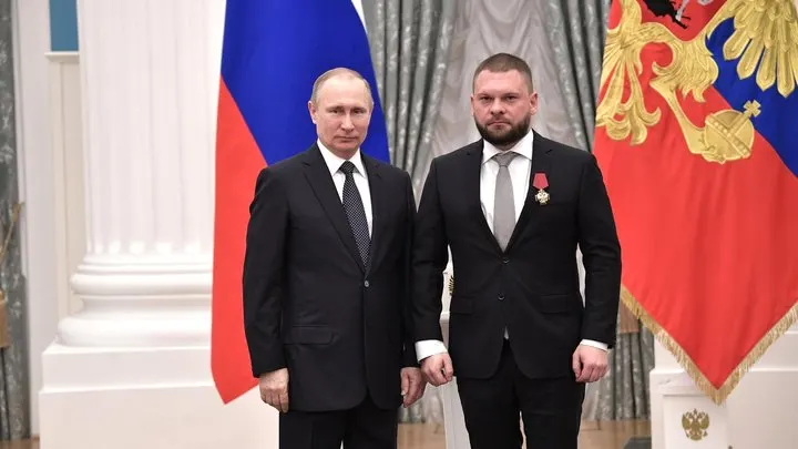 В декларации одного из первых кандидатов федерального списка «Единой России» указаны акции Apple, Intel, Procter & Gamble, паи в зарубежных фондах и другие иностранные активы; партия заявляет, что к моменту регистрации они были отчуждены.
