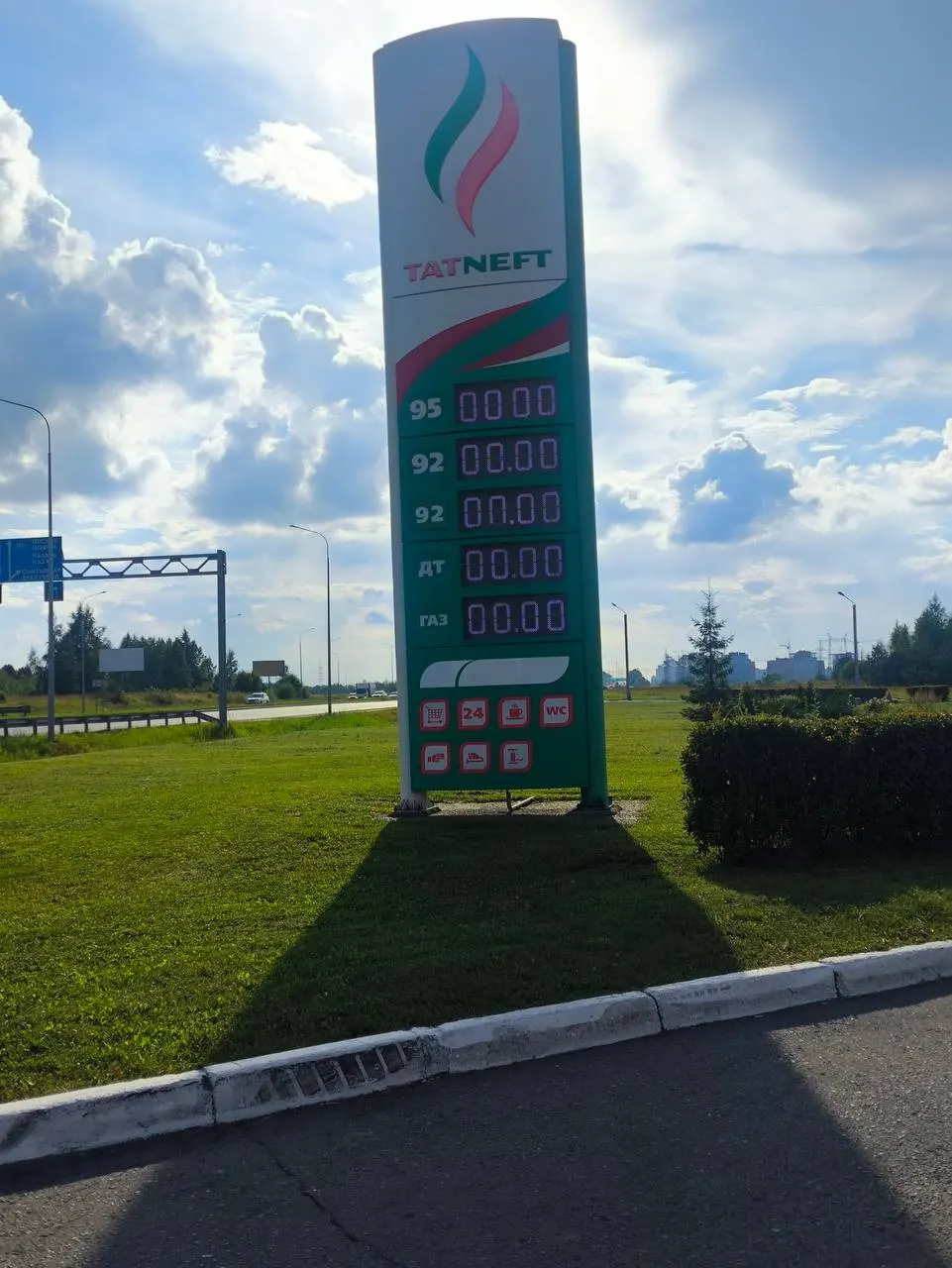 Из‑за дефицита и роста цен на бензин в России дорожают услуги и растёт зависимость от импорта: в Чебоксарах подняли цены на речные прогулки, ночная атака на Ярославский НПЗ усугубила ситуацию, компании просят Индии нарастить поставки.