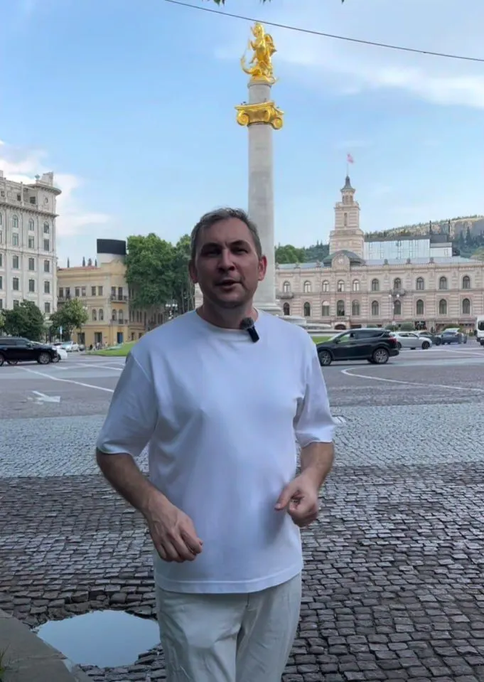 Популярного блогера, известного публикациями о Грузии, добавили в реестр Росфинмониторинга; ранее он сотрудничал с оппозиционными организациями и освещал тбилисские протесты.