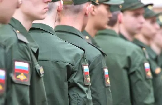Правительство поддержало законопроект, разрешающий направлять призывников на службу в пожарные части МЧС — инициаторы уверяют, что это поможет сократить дефицит персонала в ведомстве.