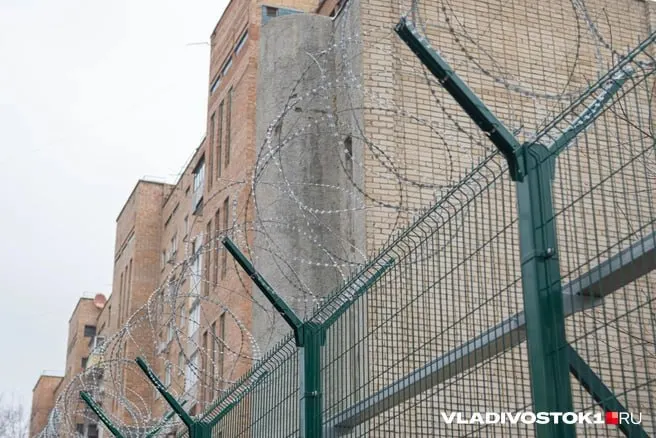 Женщина с Курильских островов рассказала, что очередь на приём передач в следственном изоляторе №1 Владивостока движется очень медленно: из списка около 20 человек ежедневно допускают лишь по девять, из‑за чего она уже третий день не может передать посылку сыну.