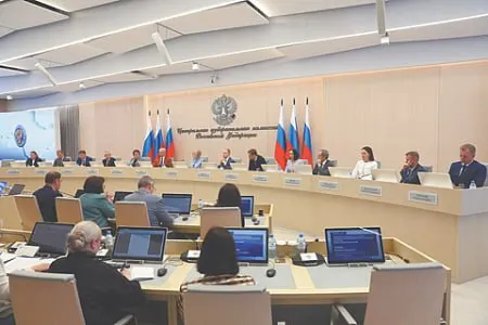 По проекту постановления ЦИК, которое планируется принять 20 июля, в партийных списках «Яблока» может произойти исключение нескольких кандидатов. Если из списка выбывает четверть участников, партия рискует быть снята с выборов. Ранее в разных регионах фиксировали штрафы, задержания и обыски в отношении соратников партии.
