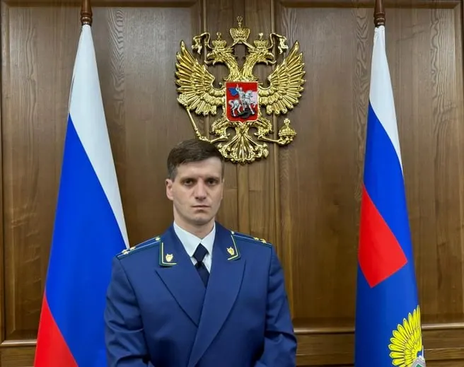 Старший советник юстиции Юрий Сулицкий назначен первым заместителем прокурора Приморского края и будет исполнять обязанности руководителя ведомства; коллеги отмечают его опыт и знание специфики региона.