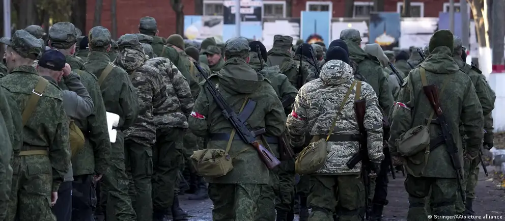 Появляются заявления о планах на новую волну призыва; власти это отвергают. Независимые расследования и эксперты указывают на проблемы с набором контрактников и неясность решения по масштабной мобилизации.