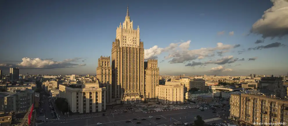 Власти рассматривают возможность ввести выездные визы по подобию советской практики: поездки в «недружественные» страны предлагали ограничить групповыми выездами по утверждённым маршрутам. В МИДе эту информацию называют недостоверной.
