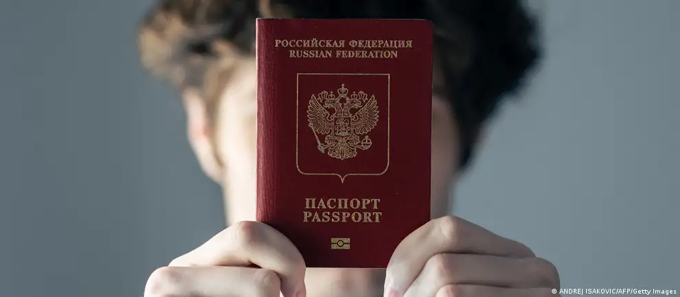 После возражений Франции и Италии проект запрета въезда для россиян был пересмотрен: ограничения предлагается ввести только для лиц, непосредственно участвовавших в боевых действиях и только для краткосрочных виз; одновременно расширены основания для исключений.