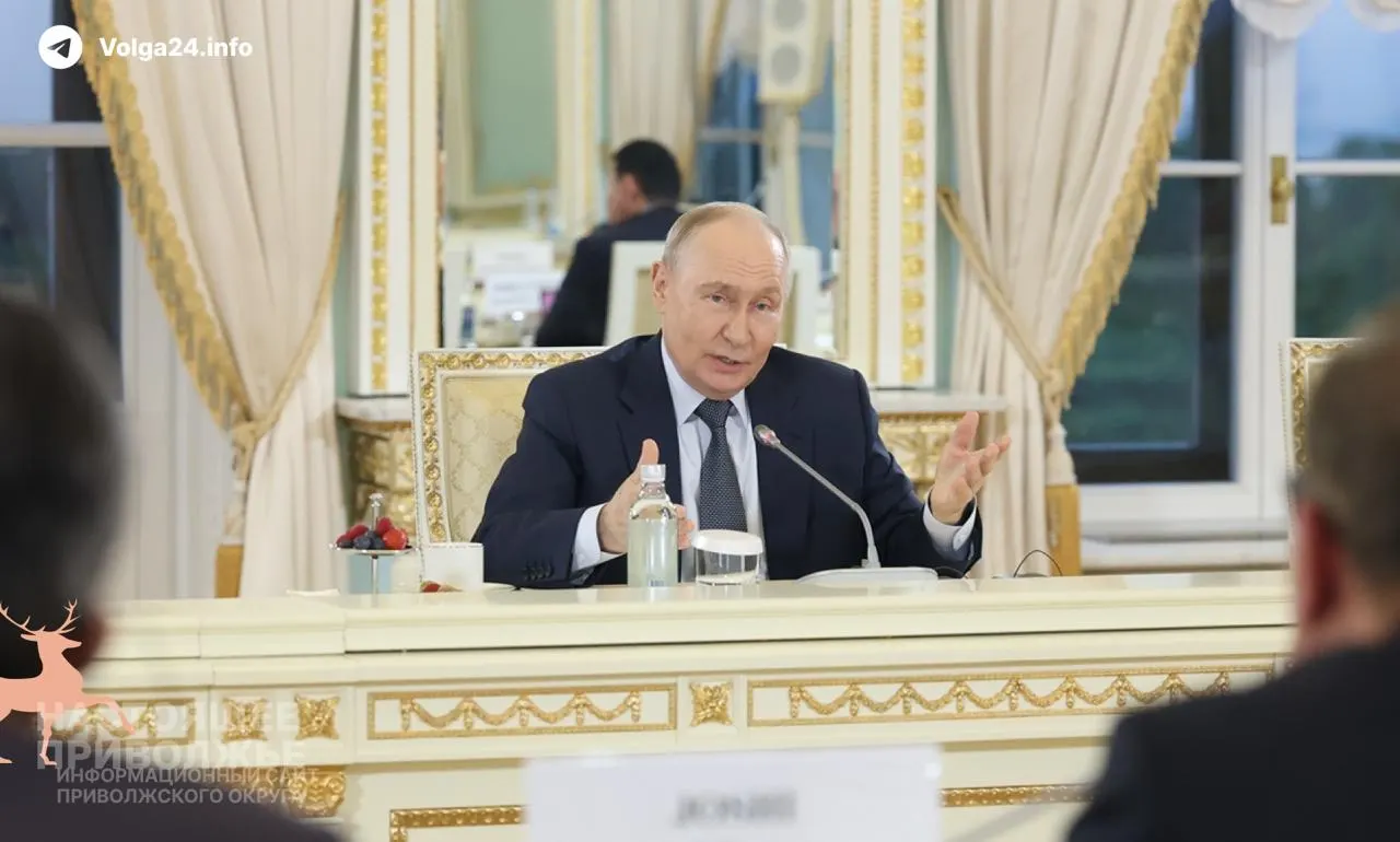 Президент заявил, что проблемы на внутреннем топливном рынке носят временный характер. По данным, ВВП России вырос на 0,2% за пять месяцев и на 0,3% в мае.