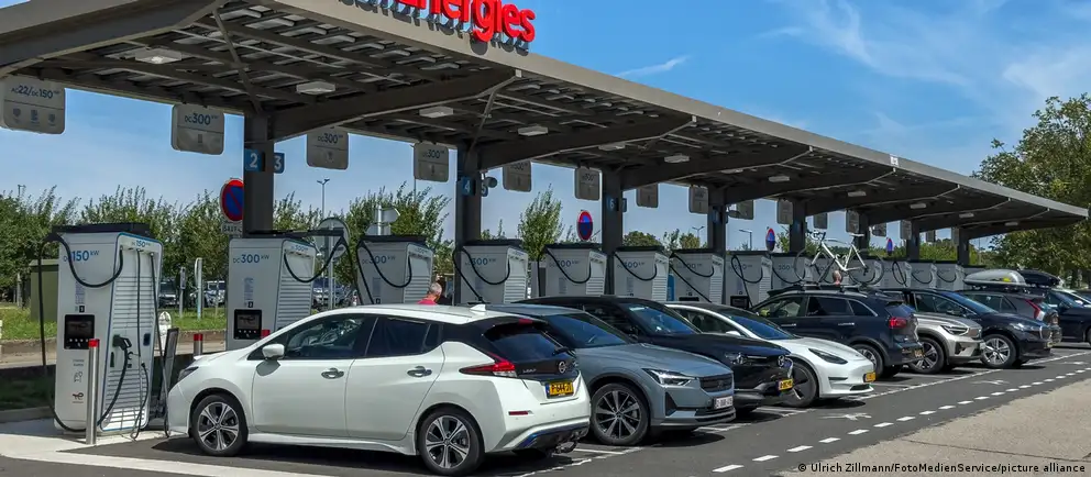 Компания TotalEnergies передаст 10% в проекте «Арктик СПГ‑2» дочерней структуре «Новатэка» — «Нордлайн». Операция одобрена российскими властями и будет завершена в ближайшее время, сообщил гендиректор компании.