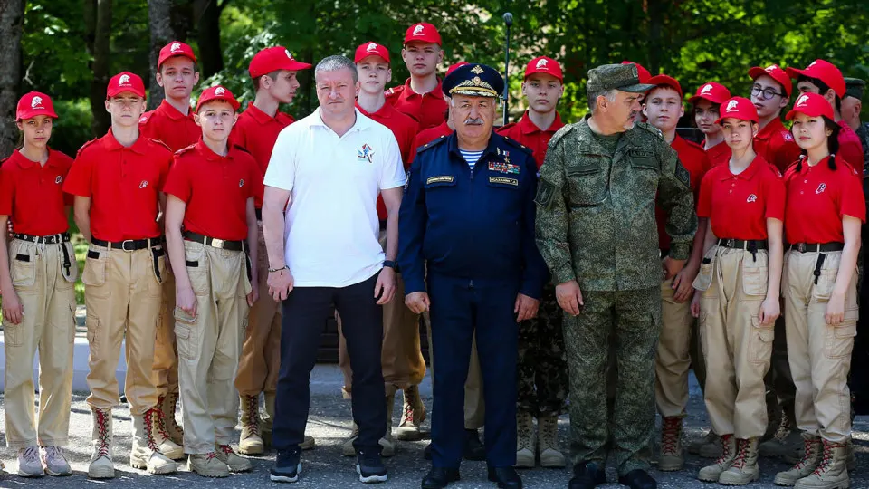 С 1 сентября 2026 года начальная военная подготовка (НВП) будет отдельным обязательным предметом: ей отводят 34 часа, второй курс — «Безопасность жизнедеятельности». Нововведение затронет учащихся, переходящих в 8-й и 10-й классы; в программу включены строй, гражданская оборона, первая помощь и темы противодействия экстремизму.