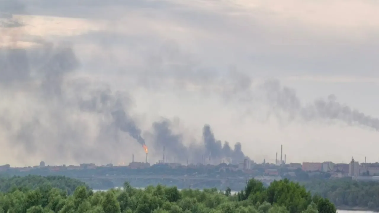 В Омской области зафиксировали налёт беспилотников и пожар на Омском НПЗ. В регионе ввели ограничения на авиасообщение, власти подтвердили факт атаки и отражение беспилотников.