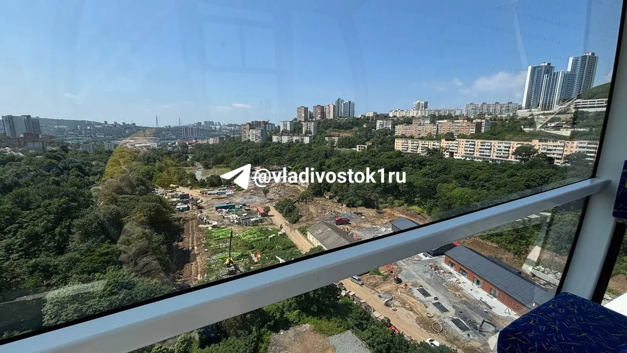Кабинки просторные с кондиционером, сверху открываются виды на сопки и районы города; с вершины аттракцион слегка покачивается.