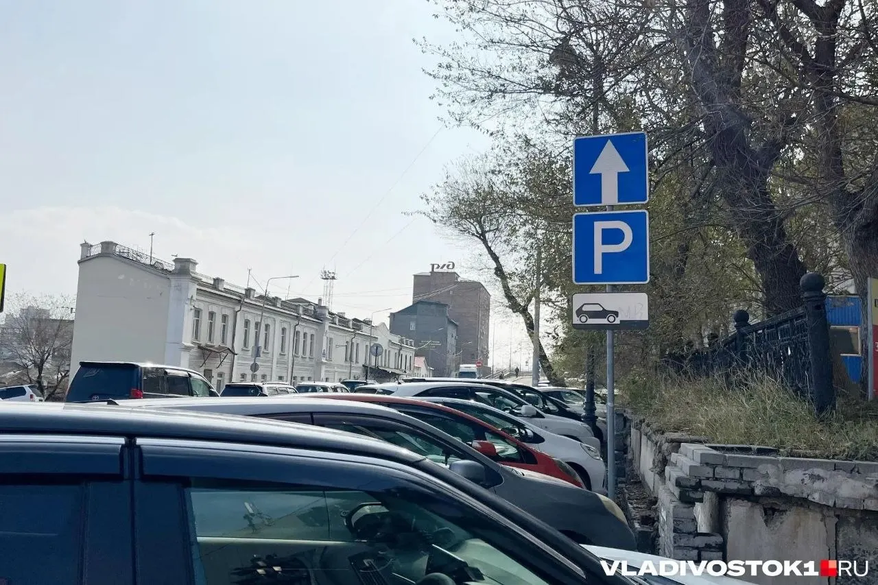 Соседи утверждают, что у дома №48 на Сахалинской организовали платную стоянку; полиция получила жалобы и проведёт проверку.