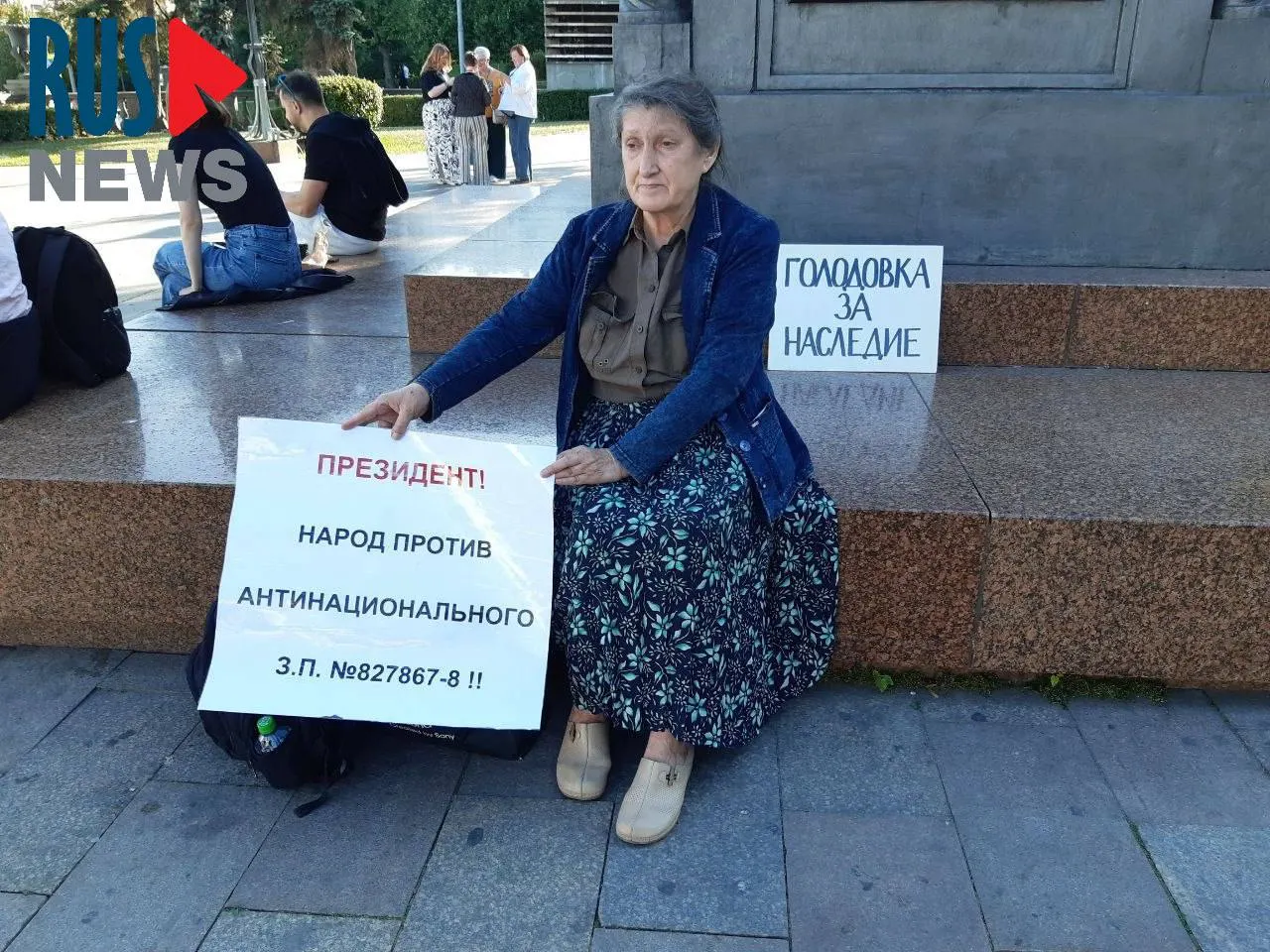 Наталья Шамина устроила голодовку у памятника в Москве в знак протеста против законопроекта о передаче региональным властям права исключать объекты культурного наследия из реестра; через час её задержала полиция. Ранее аналогичную акцию объявила активистка из Новосибирска.