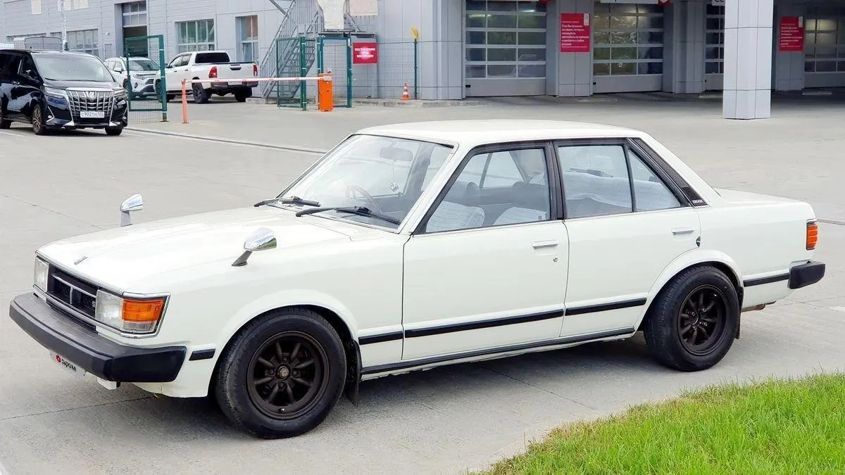 Во Владивостоке выставили на продажу редкий седан Toyota Celica Camry 1981 года с пробегом 77 000 км. Цена указана на уровне 820 000 рублей. Модель примечательна своей историей и ролью в становлении современной Camry.