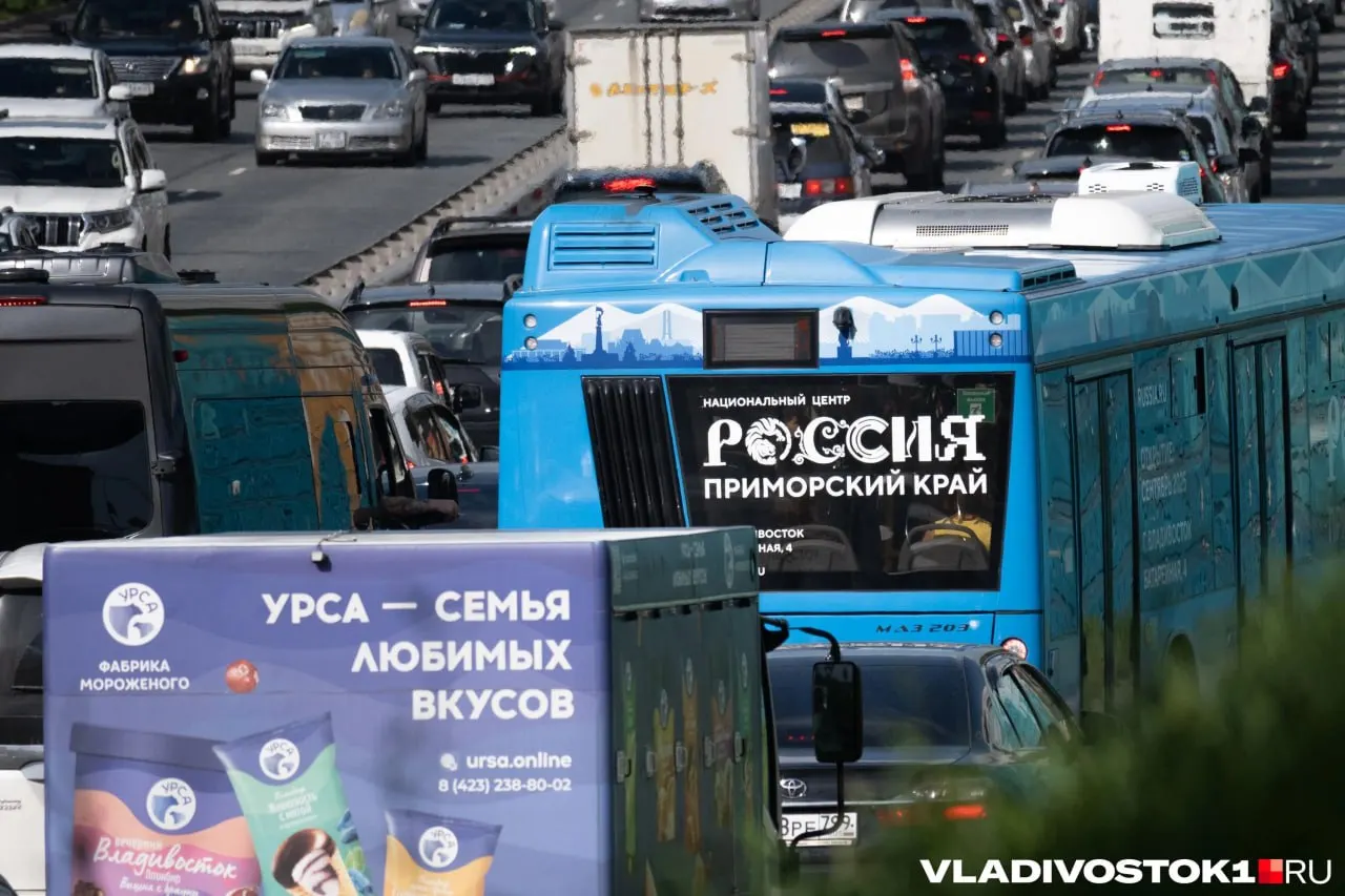 Мэрия ищет нового перевозчика на ряд городских маршрутов, в том числе №23, №49 и №28. Начальные цены — 26,9 млн и 43 млн рублей; контракты короче и примерно на 30% дешевле предыдущих предложений.