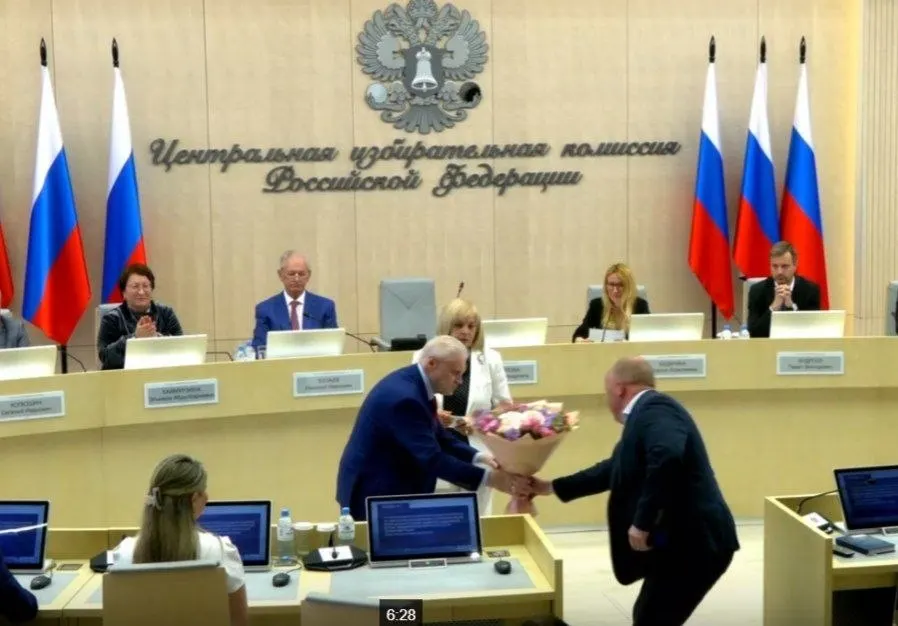 На заседании Центризбиркома единогласно приняли несколько ключевых решений: подтвердили списки и кандидатуры «Справедливой России», вручили удостоверение лидеру партии и утвердили региональных финансовых уполномоченных «Яблока». Также назначен член комиссии с правом совещательного голоса от ЛДПР.