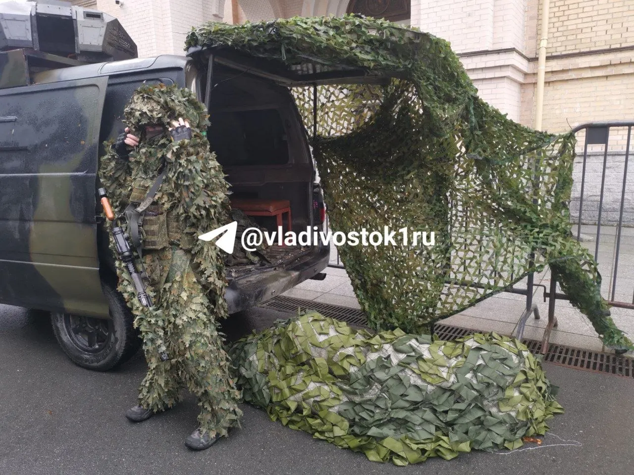 Федерация военно‑тактических игр провела тематическую экспозицию: посетителям предлагают надеть обмундирование, подержать оружие и пройти квест. На площади собирается всё больше людей.