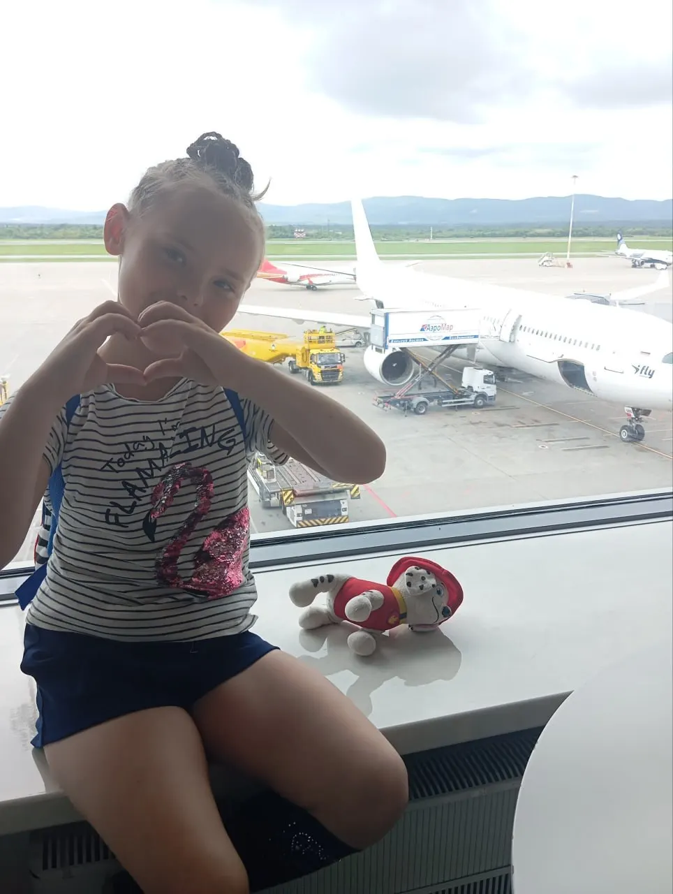 Юная участница театра огня и света Asteria впервые выступит на крупном фестивале в Ельце: её сопровождает мама, выступление назначено с учётом семичасовой разницы во времени.
