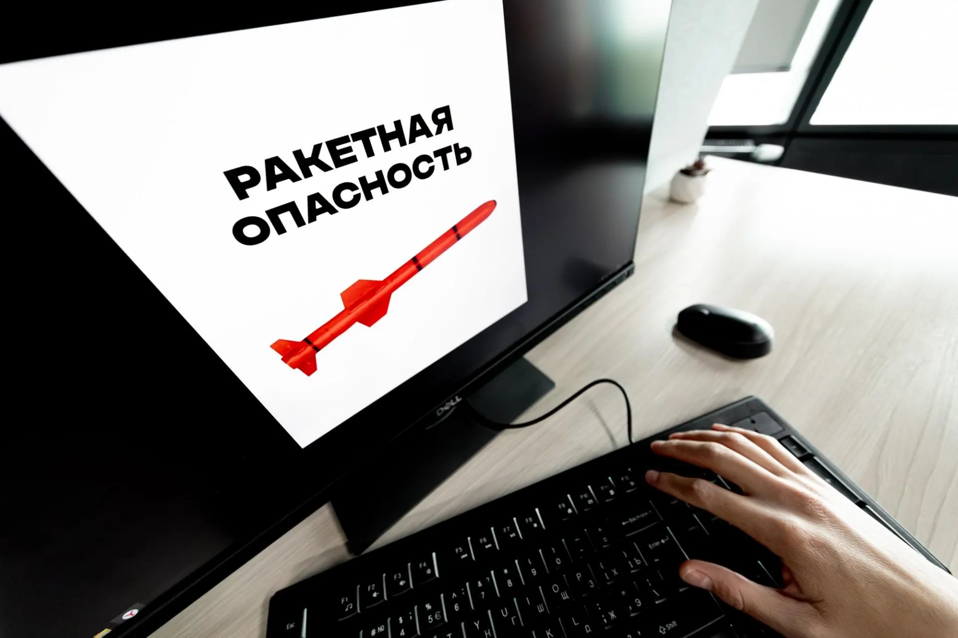 Воздушная тревога прозвучала в нескольких регионах России, в том числе в Воронежской области. Жителям рекомендовано быть внимательными и следовать сигналам оповещения.