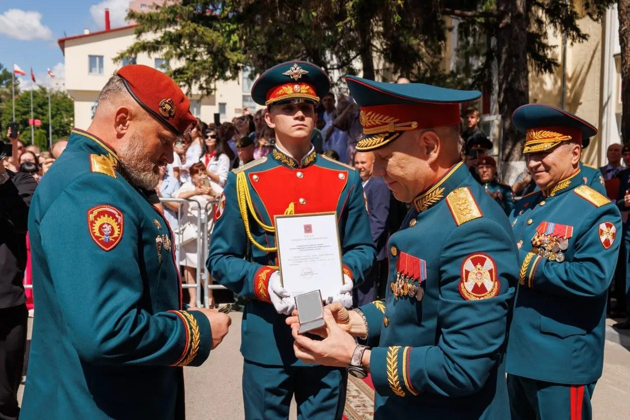 Начальнику Саратовского ордена Жукова Краснознаменного института войск национальной гвардии Александру Белоглазову присвоено воинское звание «генерал-лейтенант». Погоны и удостоверение вручил заместитель директора Росгвардии, генерал-полковник Анатолий Маликов.