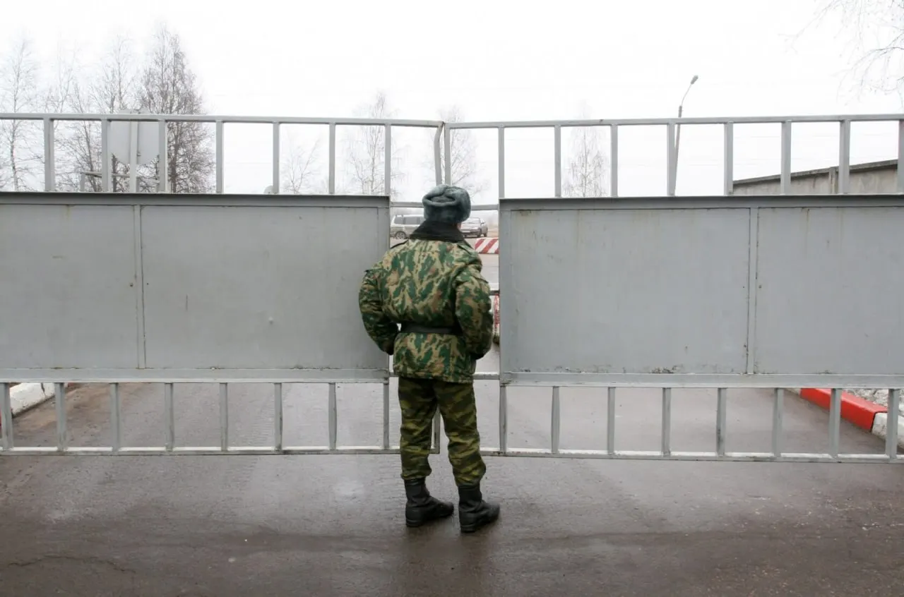 Депутат из Томска заявил, что военнослужащих всё чаще признают «самовольно покинувшими часть», из‑за чего их родственники остаются без компенсаций; по оценкам, десятки тысяч человек уже получили такой статус.