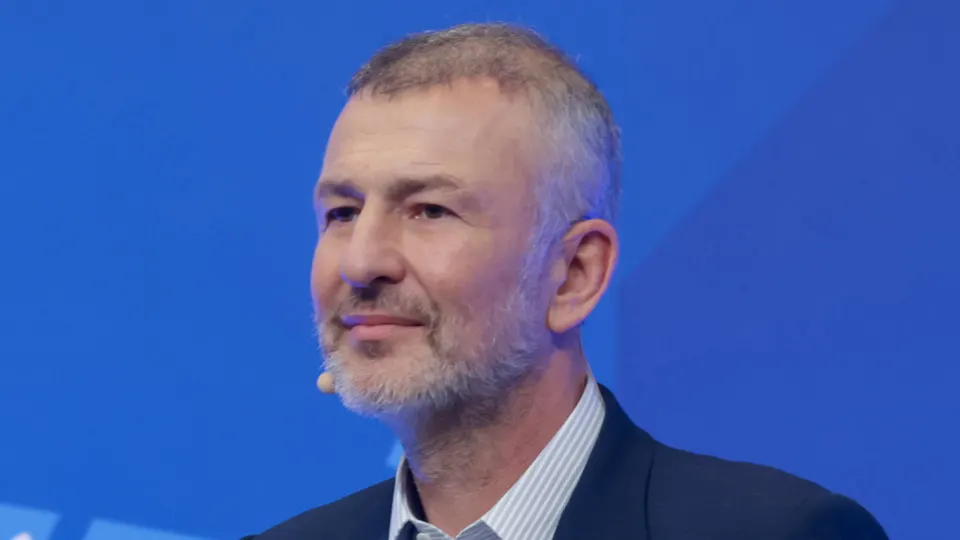 Основатель «Еврохима» и СУЭК Андрей Мельниченко договорился о мировом урегулировании по делу о СИБЭКО: компания избежала изъятия после перечисления 32 млрд рублей на пользу образовательного центра «Сириус». Это совпадает с ценой покупки актива у Михаила Абызова в 2018 году.