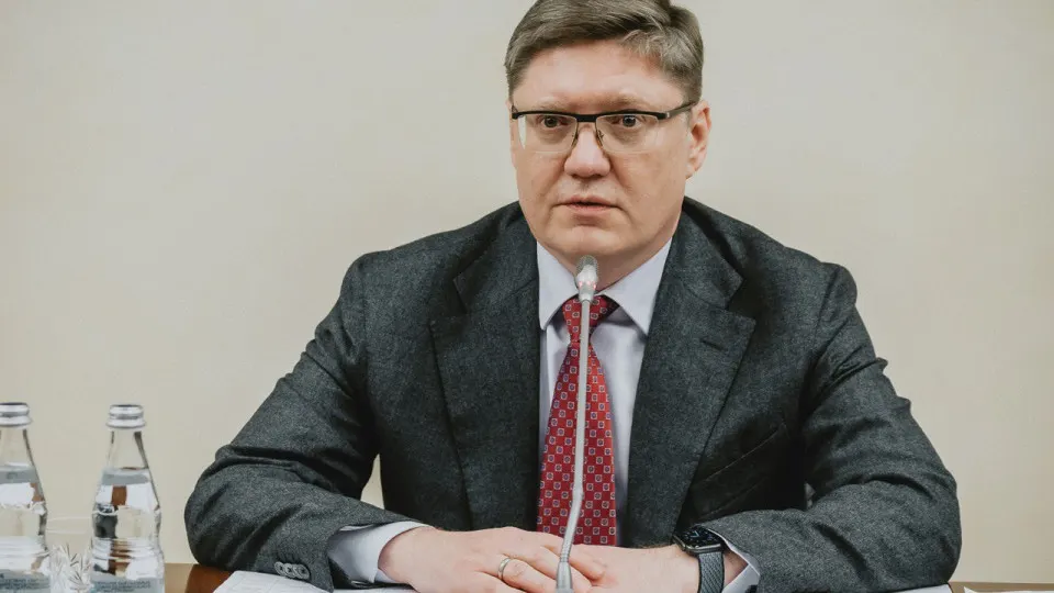 Заместитель руководителя фракции прокомментировал очереди и дефицит топлива, заявил, что причина — удары по нефтеперерабатывающим заводам, пообещал скорое решение и раскритиковал идею национализации компаний.