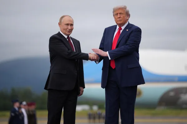 По данным информированных источников, Дональд Трамп намерен встретиться с Владимиром Зеленским на саммите НАТО 7–8 июля в Анкаре, а затем провести телефонный разговор с Владимиром Путиным. В ходе контактов обсуждали возможность прекращения войны на Украине и посреднические шаги США.