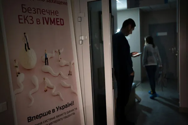 Депутаты приняли поправки в закон «О ветеранах»: вспомогательные репродуктивные технологии, включая ЭКО, будут оказываться бесплатно женам участников боевых действий и вдовам (не вступившим в повторный брак в течение пяти лет). Суррогатное материнство и криоконсервация биоматериала остаются платными.