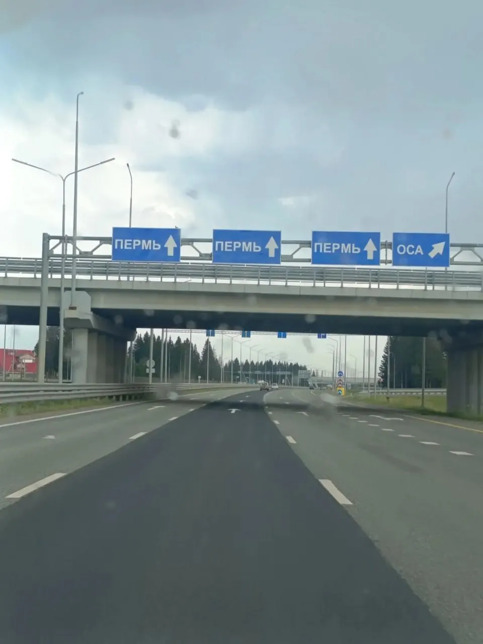 Илья на мини‑кроссовере близок к финишу: до парома в Усть‑Луге примерно 800 км. По пути возникали перебои с бензином в ряде областей, но в Вологодской ситуация оказалась спокойнее.