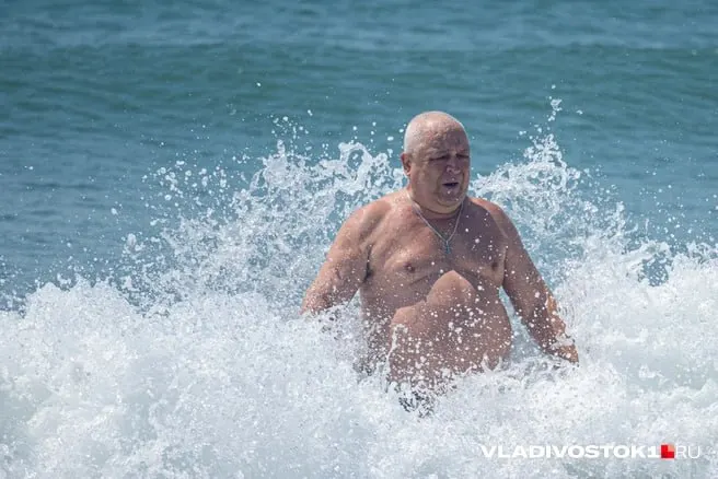 В середине июля в заливе Посьета температура морской воды достигла +25,6 °C — это больше или сопоставимо с показателями ряда черноморских курортов. В крае наблюдаются значительные локальные различия: от ~+13,6 °C на севере до ~+23 °C в Амурском заливе.