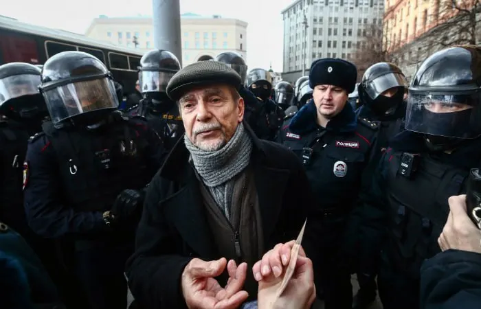 В Хорошевском суде Москвы началось заочное рассмотрение уголовного дела в отношении 84‑летнего правозащитника: прокуратура просит 6,5 года лишения свободы и запрет администрирования сайтов на 10 лет.