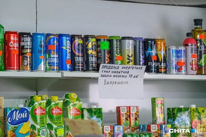 Подросток выпил восемь банок энергетика и стакан кофе, у него развилась опасная аритмия и повышение давления. Врачи стабилизировали состояние, но назначили длительное наблюдение.